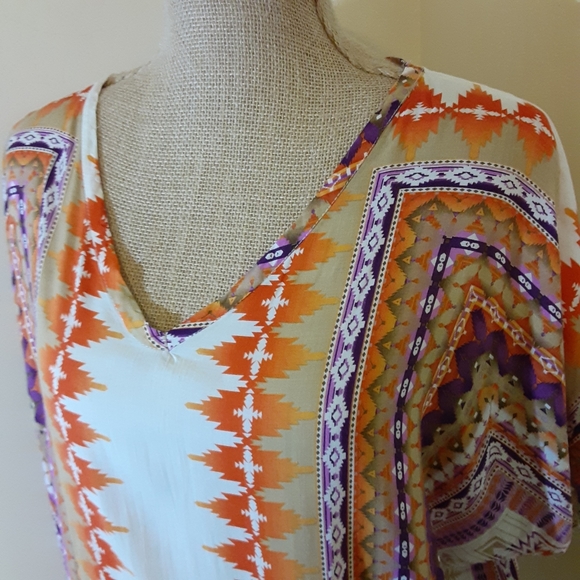 🌻3/$20Nurture bright aztec print oversize top med - Picture 6 of 9